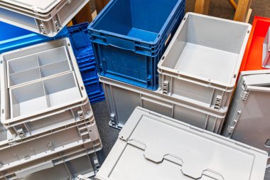 Birçok Plastik Taşıma Kutusu ve Sandığı