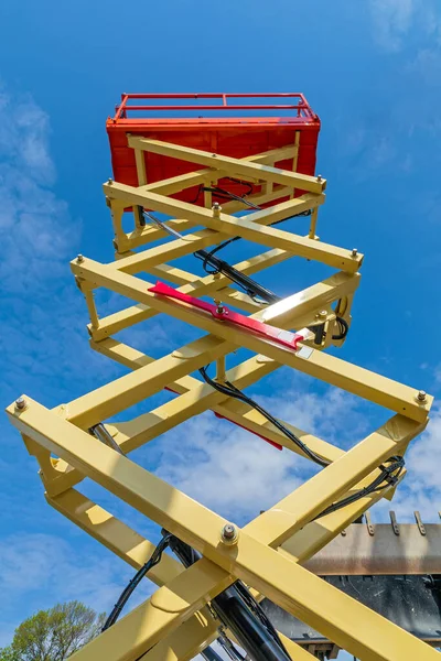 Tall Scissor Lift Platform Machine Construction Site — Stock Photo, Image