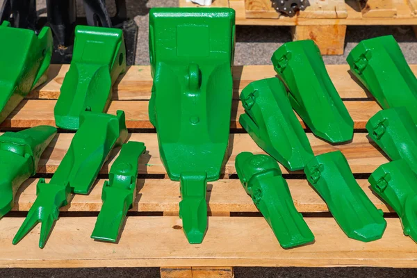 緑の掘削機のバケツの歯のコレクションパレット — ストック写真