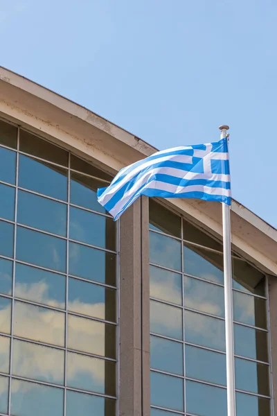 建筑物前的希腊国旗 — 图库照片
