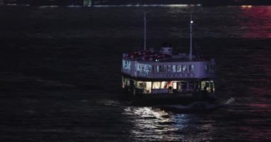 Gece Hong Kong 'da Victoria Limanı' ndan Star Ferry Boat geçiyor.