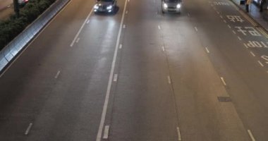 Hong Kong Bulvarı 'nda gece trafiği.