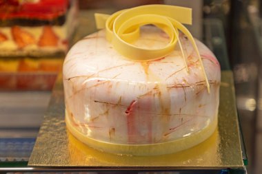Bir Büyük Yuvarlak Camlı Mermer Pasta Pastanesi
