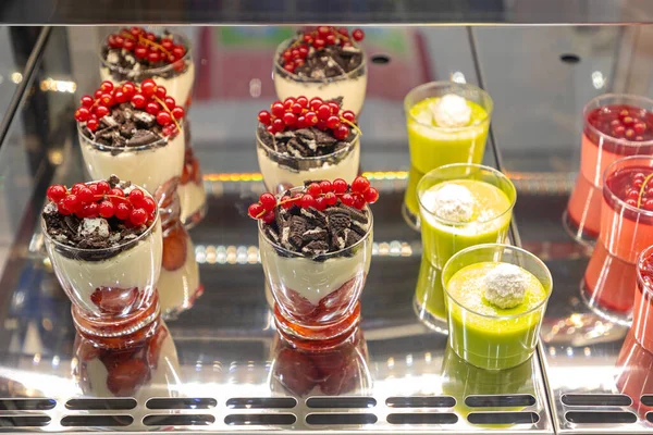 Auswahl Süßigkeiten Desserts Glas Serviert — Stockfoto