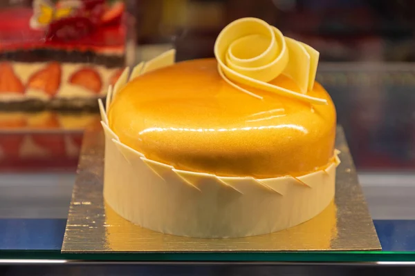一个大黄饼蛋糕 装饰精美 — 图库照片