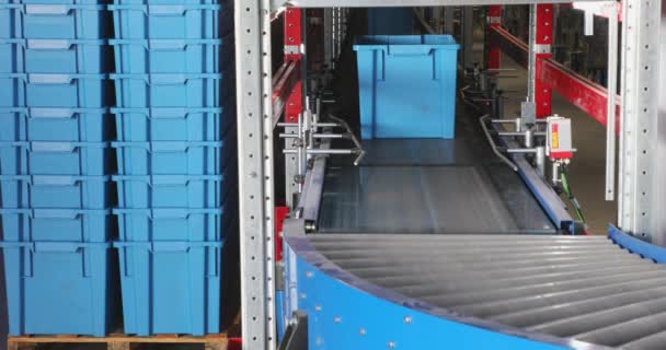 Transportboks Plast Hos Conveyor Distribusjonslager – stockvideo
