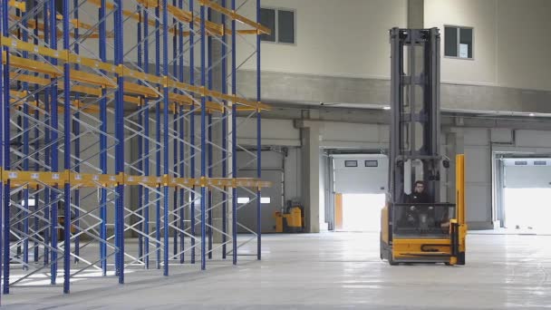 Hög Rack Stacker Gaffeltruck Distribution Warehouse — Stockvideo