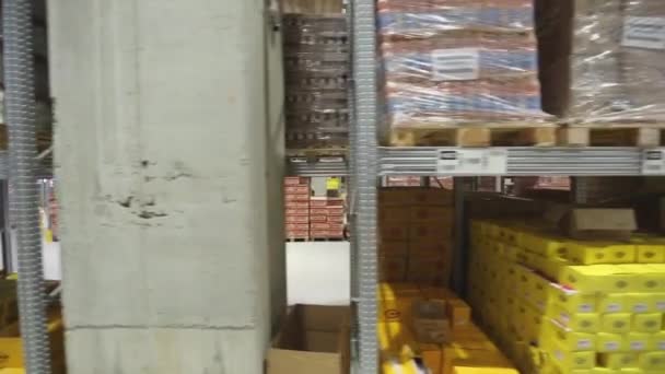 Körning Genom Aisles Food Distribution Warehouse — Stockvideo