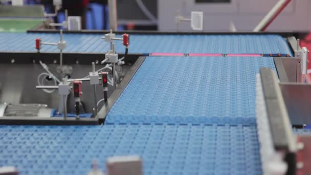 Scanning Box Met Lasersensoren Bij Automatische Productielijn — Stockvideo