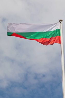 Bulgaristan Ulusal Bayrağı Bulutlu Gökyüzünde