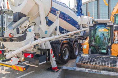 İnşaat alanında beton çimento karıştırıcı kamyonu