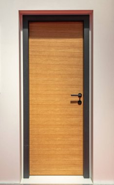 Ev İçi Dar Ahşap Kapı