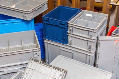 Birçok Plastik Taşıma Kutusu ve Sandığı