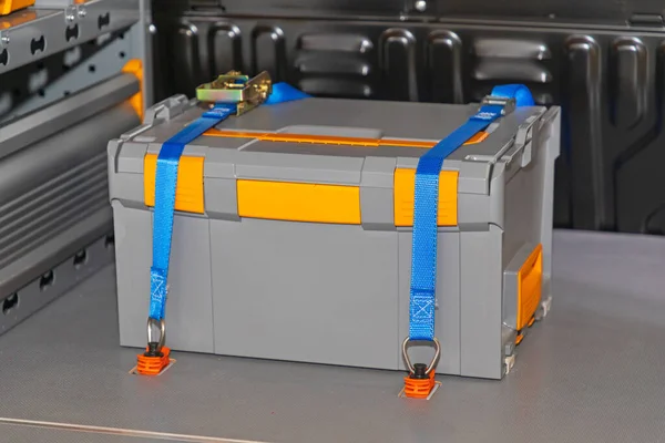 Taşıma Kutusu Yükü Minibüste Ratchet kayışları ile Güvenli