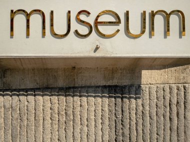 Müze Duvarındaki Altın Harfler