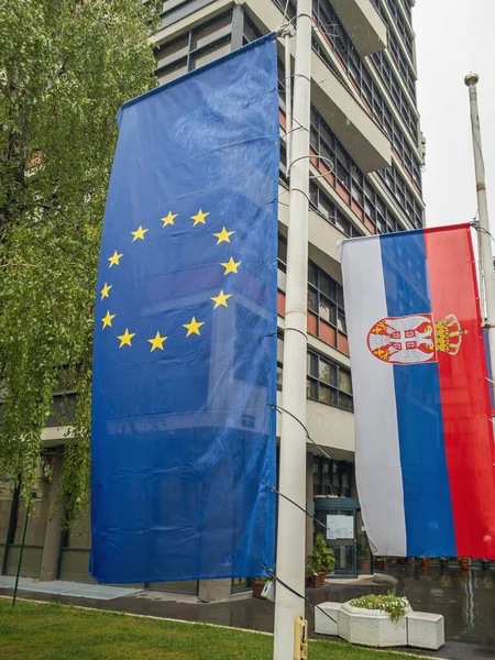Och Serbien Flaggar Tillsammans Vid Polackerna — Stockfoto