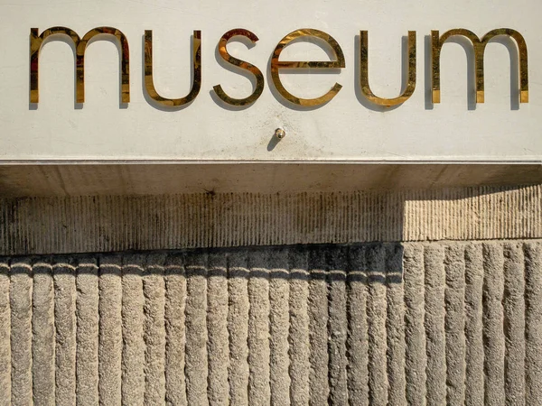 Goldene Buchstaben Der Museumswand — Stockfoto