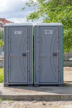 Festivalde İki Plastik Kulübe Kimyasal Tuvalet