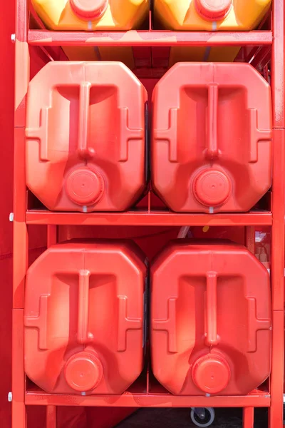 储物柜上的大红色塑料罐 — 图库照片
