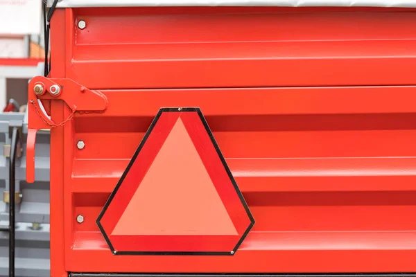 Rode Driehoek Bij Landbouwaanhangwagen — Stockfoto