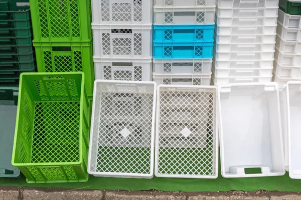 Kunststoffkisten Und Transportboxen Auf Dem Bauernhof — Stockfoto