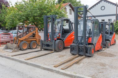 Birçok Forklift Kamyonu ve Makinesi Yard 'a Park Edildi