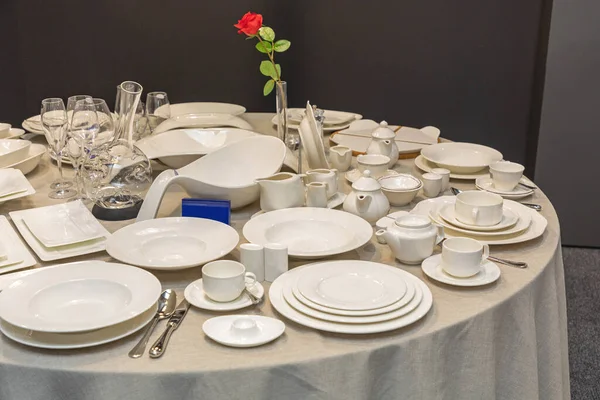 Fehér Kerámia Tányérok Étkezőasztal Beállítása — Stock Fotó