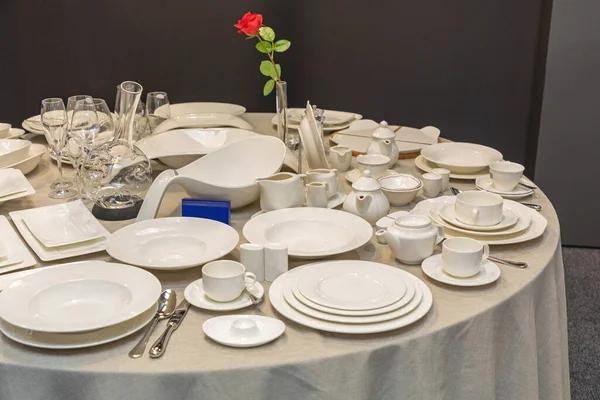 Witte Keramische Platen Bij Eettafel Setup — Stockfoto