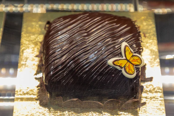 Vierkante Vorm Chocoladetaart Met Butterfly Decor — Stockfoto