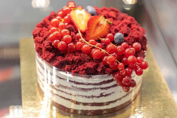 Egy Big Mix Red Berry Torta Cukrászdában — Stock Fotó