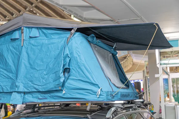 Aracın Tepesinde Açılan Kamp Çadırı — Stok fotoğraf