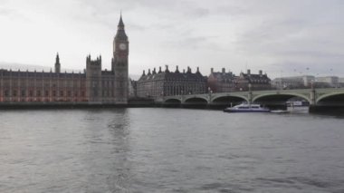 Londra 'daki Westminster Köprüsü' nün Altındaki Turist Teknesi Geçidi