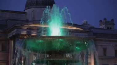 Trafalgar Meydanı Gecesi Londra 'da Çeşme Değişen Renkler