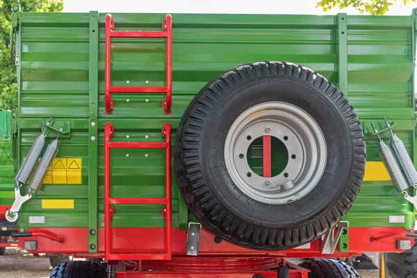 Big Spare Wheel Green Agriculture Trailer — стокове фото