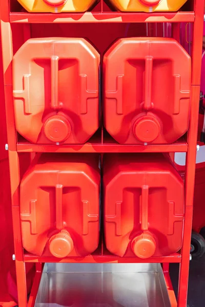 Grote Rode Plastic Blikken Bij Storage Rack — Stockfoto