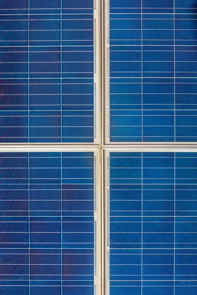 Cztery Duże Panele Słoneczne Dom Elektryczny System Zasilania — Zdjęcie stockowe