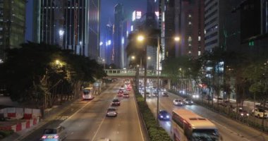Hong Kong, Çin - 29 Nisan 2017: Hong Kong, Çin 'de Wan Chai Gecesinde Olağan Araba Trafiği.