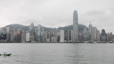 Hong Kong, Çin - 27 Nisan 2017: Hızlı Tekne Geçidi Viktorya Limanı Bulutlu Günü.