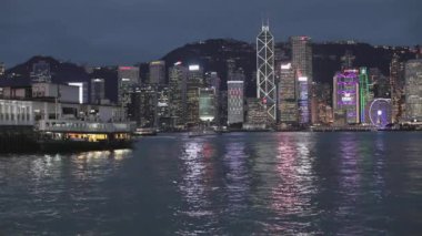 Hong Kong, Çin - 24 Nisan 2017: Şehir Skyline Victoria Limanı Hong Kong 'da Akşam Vakti, Çin.