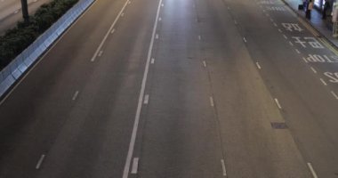 Hong Kong, Çin - 29 Nisan 2017: Hong Kong, Çin 'de Sokak Trafiği Gecesinde Çok az araç.