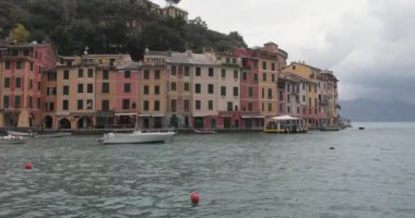 Portofino, İtalya - 01 Şubat 2018: Portofino, İtalya 'da Deniz Kışında Renkli Rıhtım Evleri.