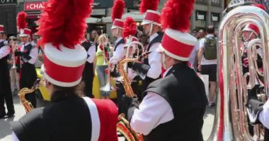 Milan, İtalya - 15 Haziran 2019: Parade Festive Band İtalya, Milano 'da Sokak Müziği Çalıyor.