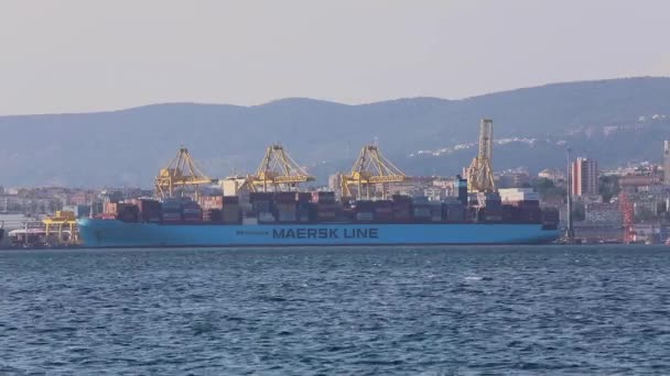 Terst Itálie Června 2019 Loading Cargo Container Ship Maersk Line — Stock video