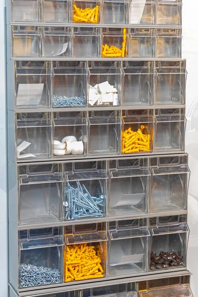 ウォールストレージの小さな部品のためのプラスチック棚ラック — ストック写真