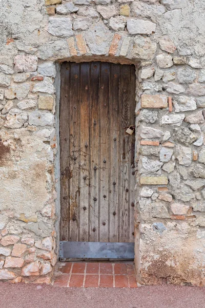 Zamknięte Drewniane Drzwi Old Stone Building — Zdjęcie stockowe