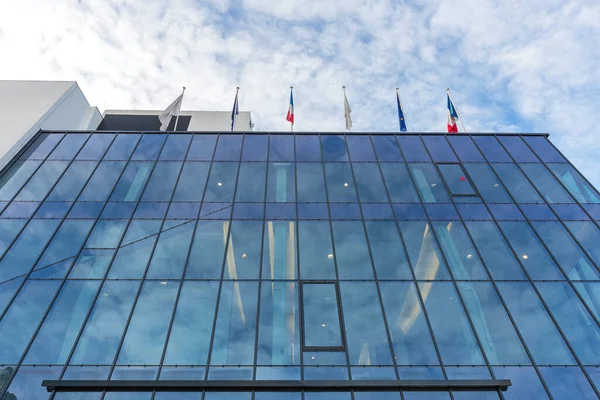 Banderas Parte Superior Del Edificio Vidrio Azul —  Fotos de Stock