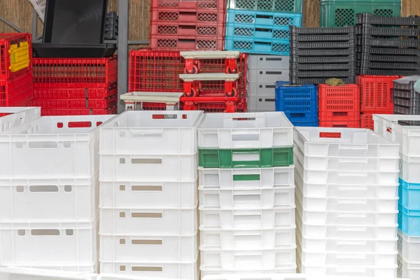 Çiftlikteki Plastik Sandıklar Taşıma Kutuları — Stok fotoğraf