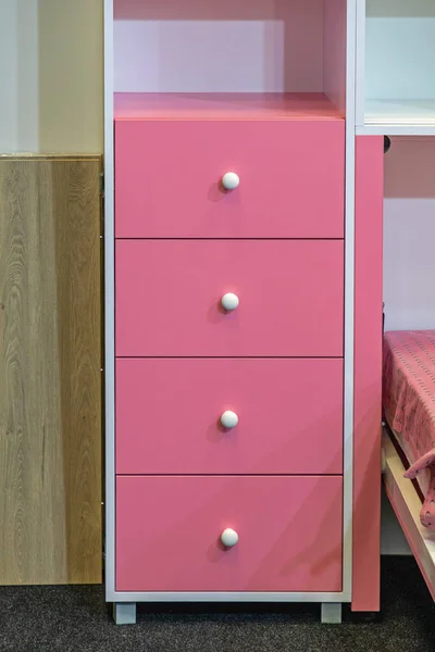 女孩房间的粉色抽屉橱柜家具 — 图库照片