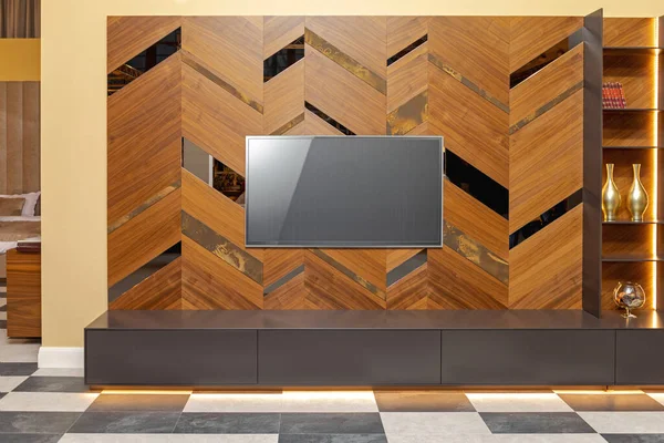 現代の木製棚の液晶テレビ画面 — ストック写真