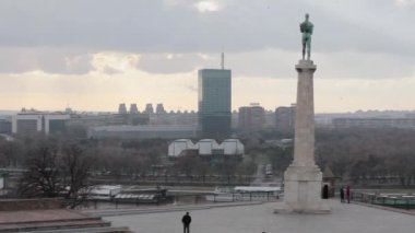 Belgrad, Sırbistan - 05 Aralık 2018: Sırbistan 'ın Belgrad kentindeki Kalemegdan Kalesinde Tarihi Eserler Victor Pillar Pan.